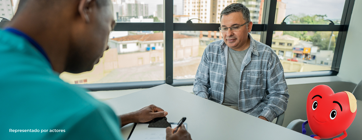 Doctor hablando con paciente y corazón animado en el escritorio.