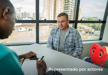 Doctor hablando con paciente y corazón animado en el escritorio.
