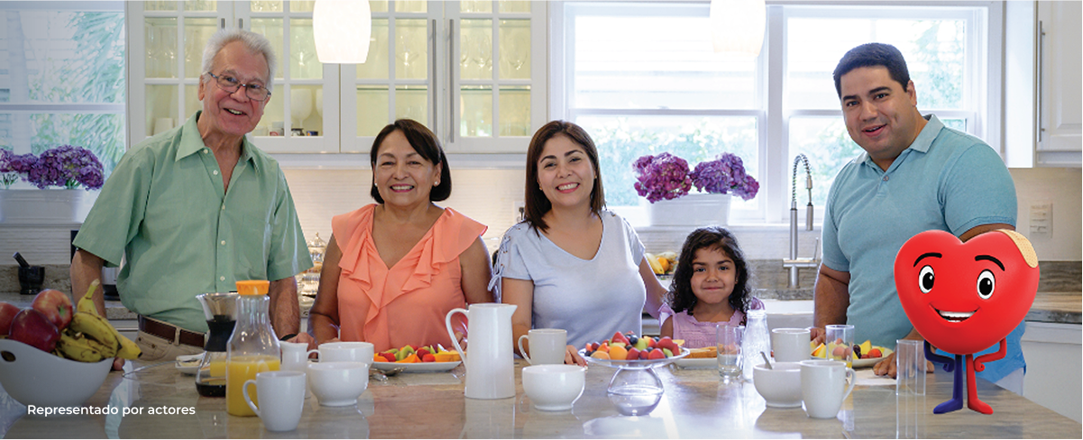 Familia desayunando con personaje de corazón animado.