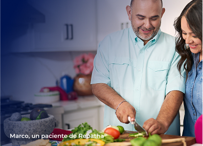 Pareja cocinando con el texto "¿Hacer dieta es suficiente?".
