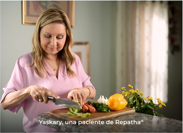 Mujer vestida de rosa cortando frutas y verduras.