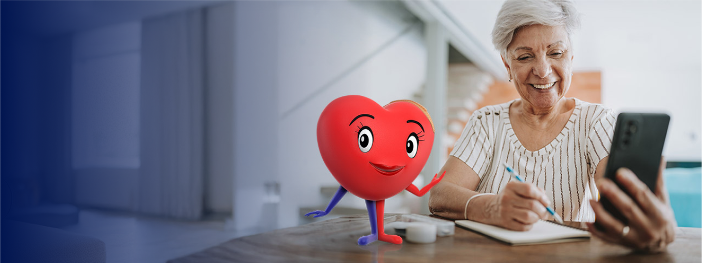 Mujer mayor sonriendo al mirar su teléfono, con un corazón animado al lado y el texto "Bajar el colesterol malo (LDL-C)".