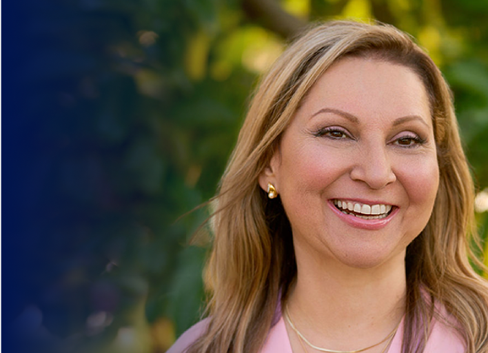Mujer sonriendo con texto de Repatha (evolocumab) sobre pacientes hispanos.