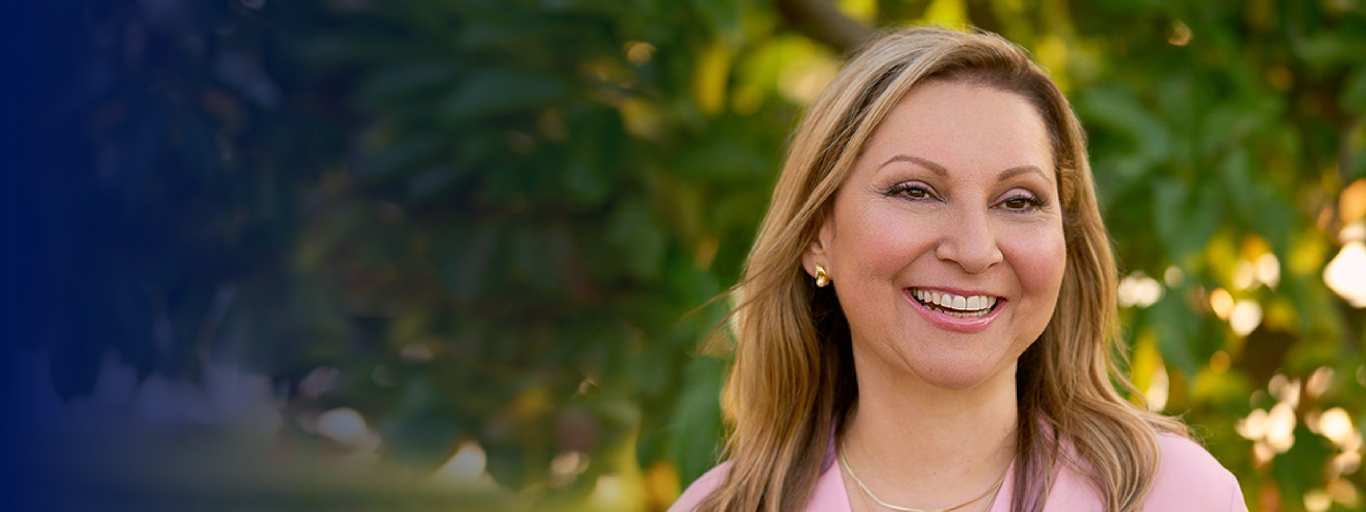 Mujer sonriendo con texto de Repatha (evolocumab) sobre pacientes hispanos.