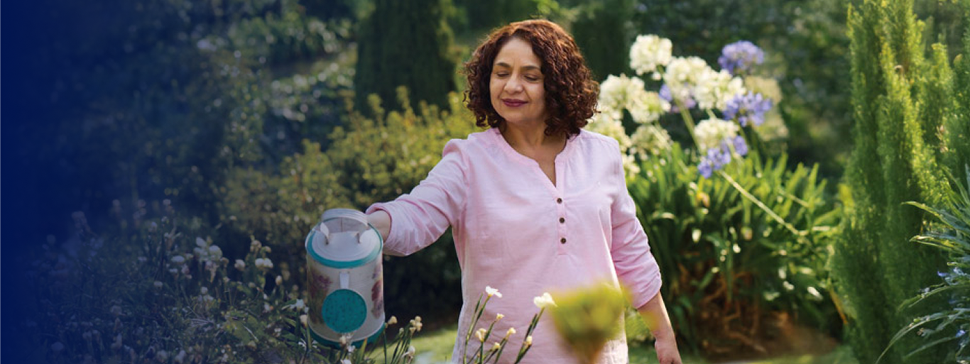 Mujer en el jardín con corazón animado y texto sobre como Repatha (evolocumab) tiene una amplia cobertura en todos los tipos de seguro médico.