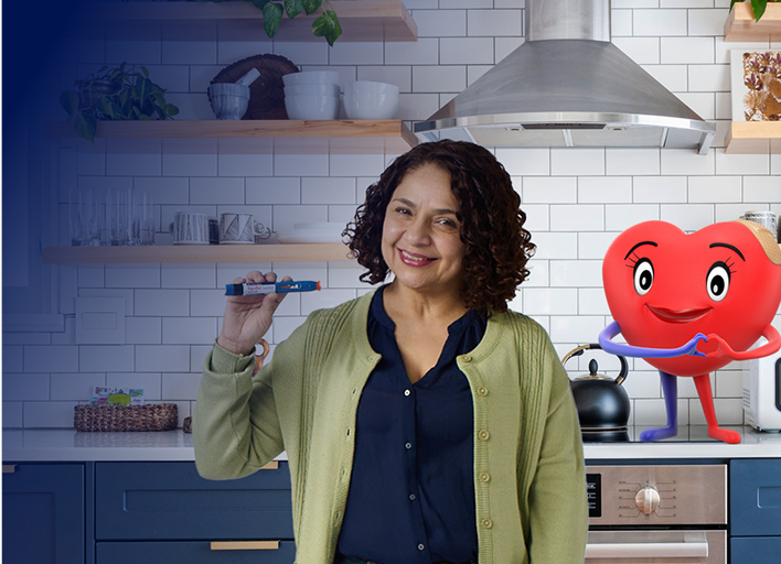 Mujer con corazón en la cocina mostrando el SureClick de Repatha (evolocumab), texto "Uso de Repatha".