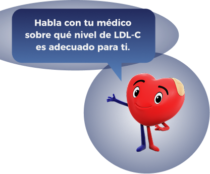 Hombre sonriendo mientras sostiene un balón de fútbol  americano al aire libre.