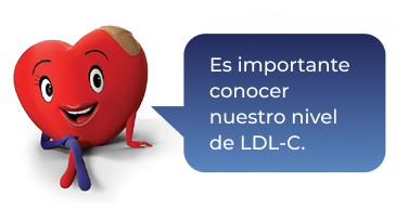 Hombre sonriendo mientras sostiene un balón de fútbol  americano al aire libre.