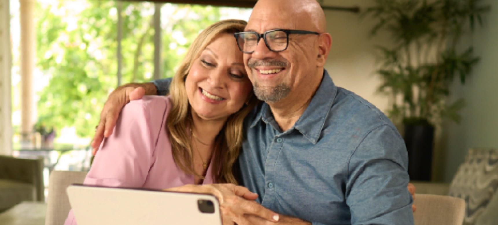 Pareja feliz abrazándose en casa.